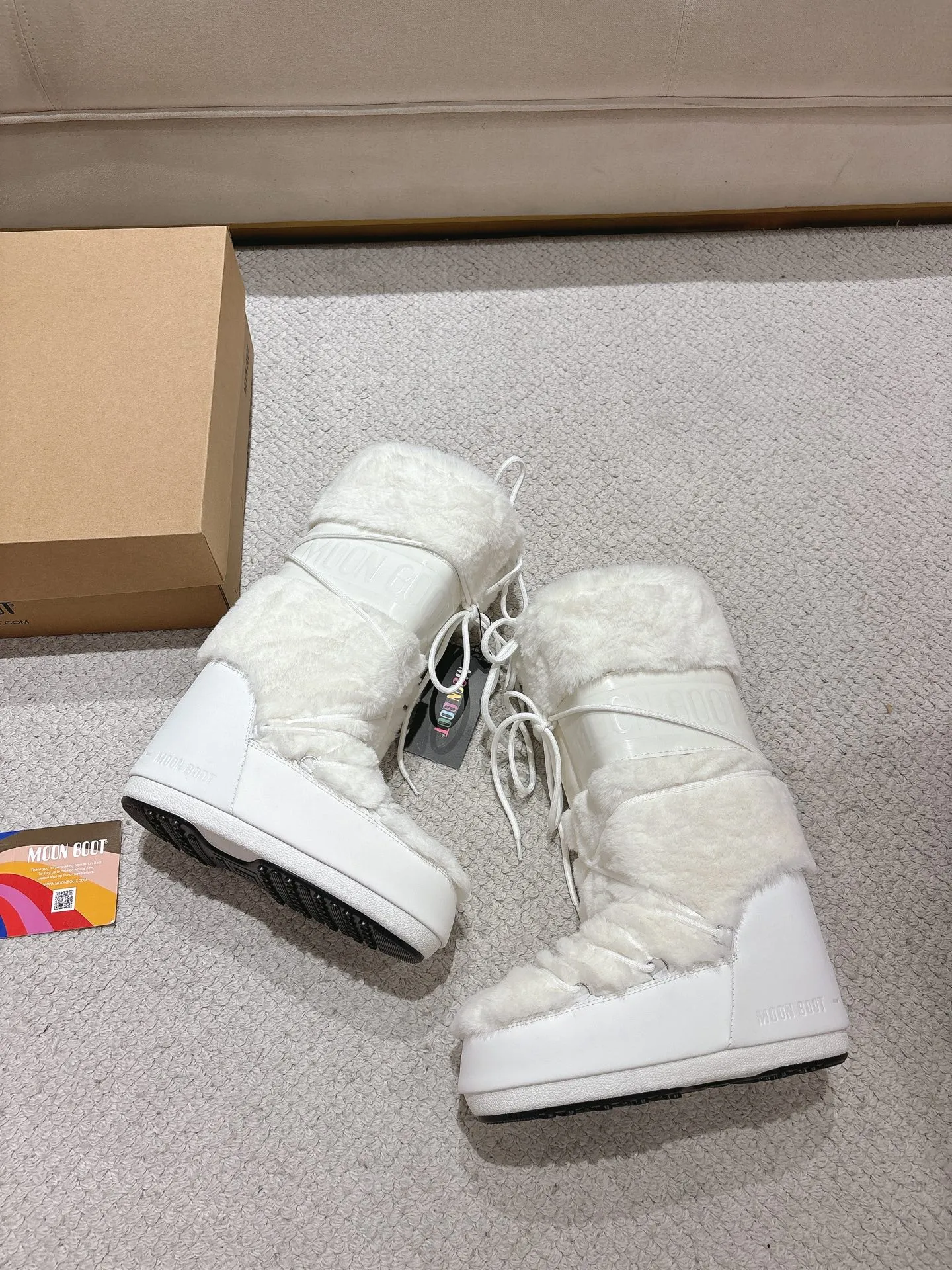 p680 [Exclusive top quality | New upgraded version] ✨A must-buy in winter 2025! Moon Boot moon snow boots - the ultimate warm weapon for fashionistas ❄️ Forget UGG! This winter🔥The "ugly Big Mac" that dominates the streets is here~ 👢The same Y2K retro style from Paris Hilton and Beckham is back! 4cm taller inside ✨ Invisible leg lift · Extremely slimming 👌 Fluffy and soft but not bloated, instantly show off your sense of style when put on your feet 🦋 The same style for both men and women | Can be worn by both men and women | Regardless of left or right foot!  ❄️Maximum thermal insulation power｜No pressure for fun in the snow 💫Trendy style code｜Easily achieve the Millennial hot girl style Say goodbye to ordinary snow boots ~ This winter you need to be warm and rusty! 🌟 #MoonBoot snow boots #winter hot style #瞞小similar style #millennium style wear ❶Fabric: original custom/cowhide/woven wool/high mercerized waterproof cloth ❷Inner: original 100% silk cotton liner ❸Feet: original 100% silk cotton liner ❹Outsole: original molded two-color non-slip outsole ❺Sole thickness: 4cm (including inner**) ❻Number of codes: 35-40 (41. Customized) ❼Packaging: Original full set of packaging ☀Color: Official website updated simultaneously